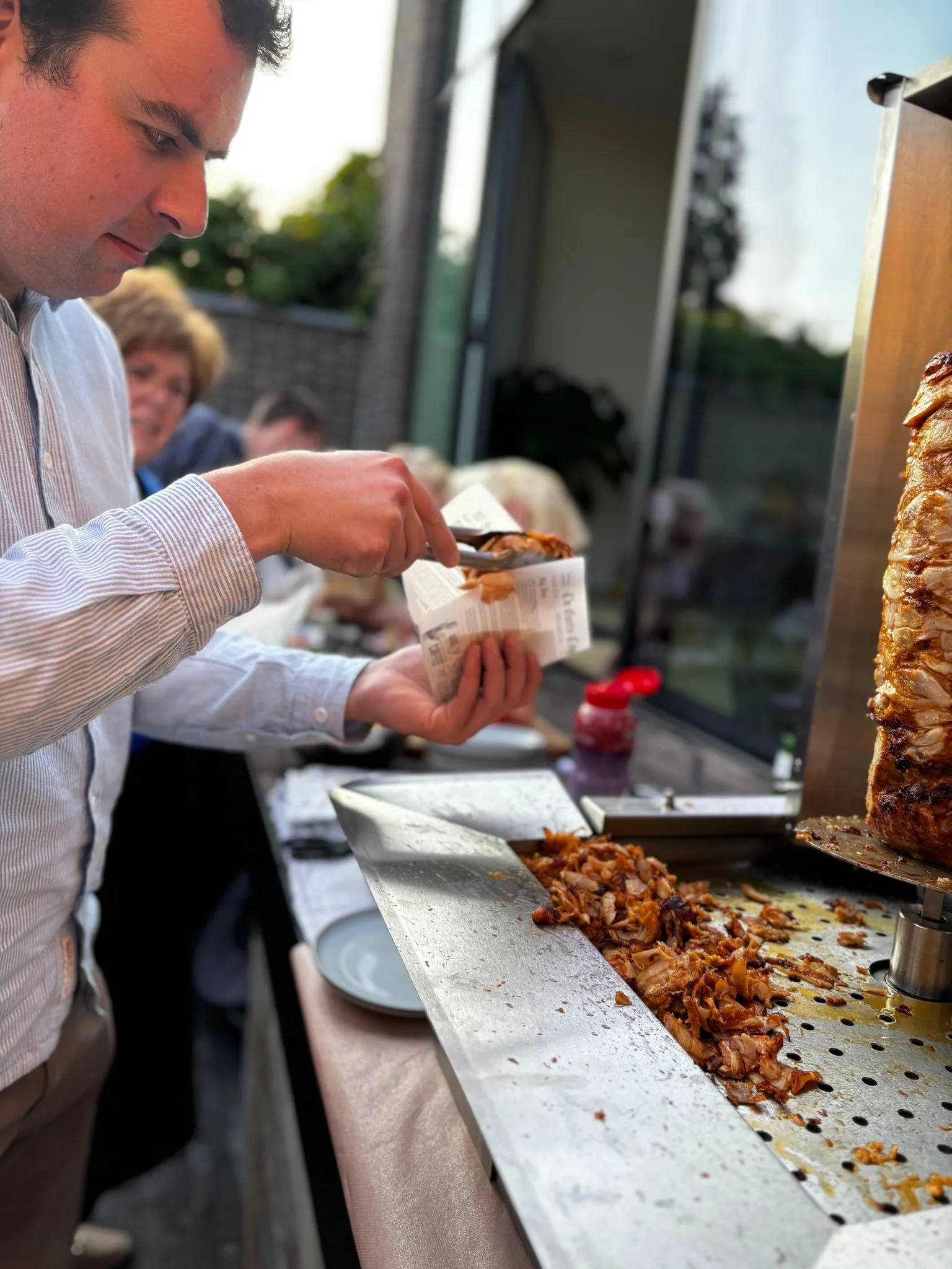 Pita en kebab van het spit van de vleesbobijn voor jouw feest in Deerlijk