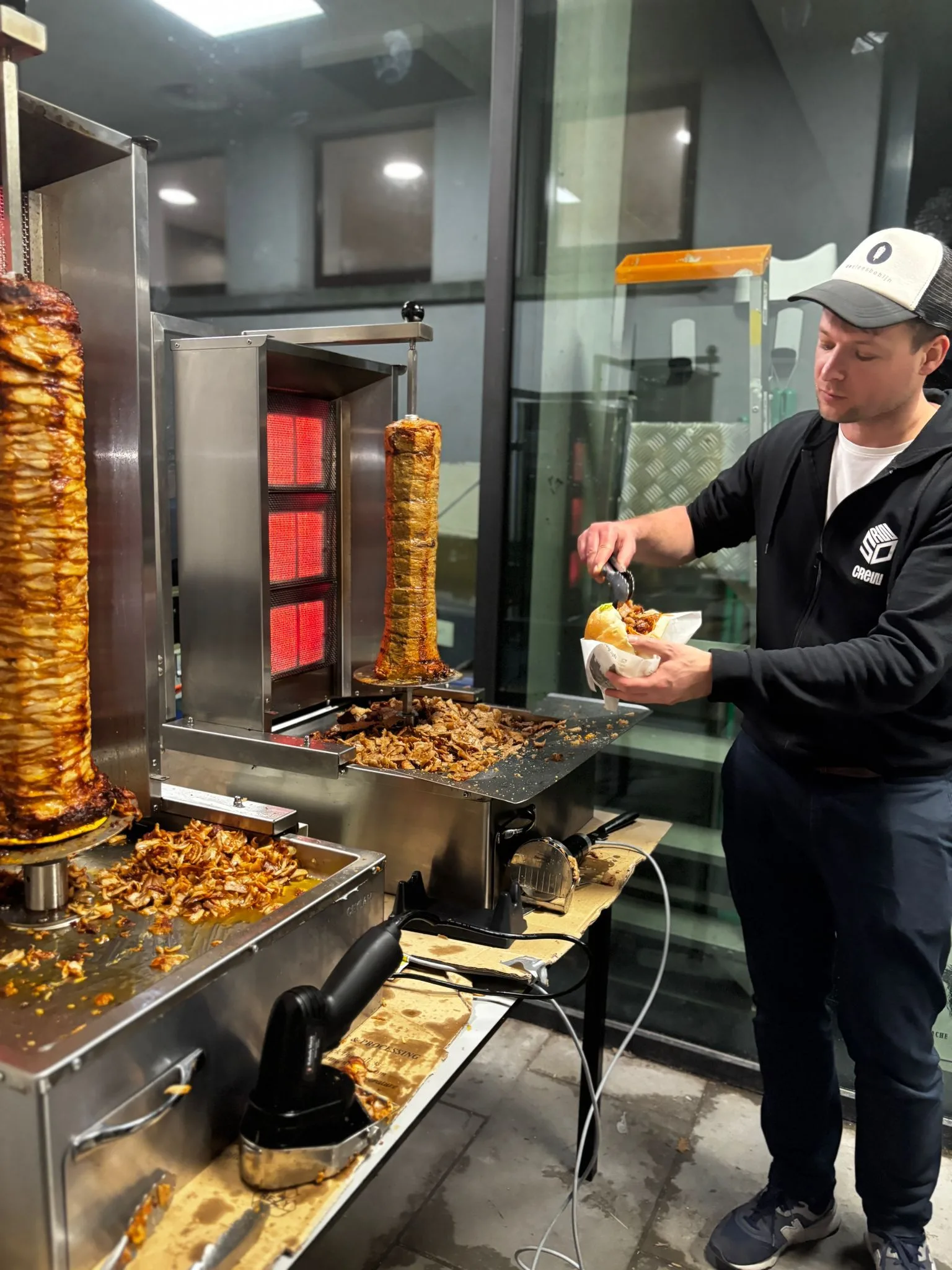 Pita en kebab van het spit van de vleesbobijn voor jouw feest in Deerlijk