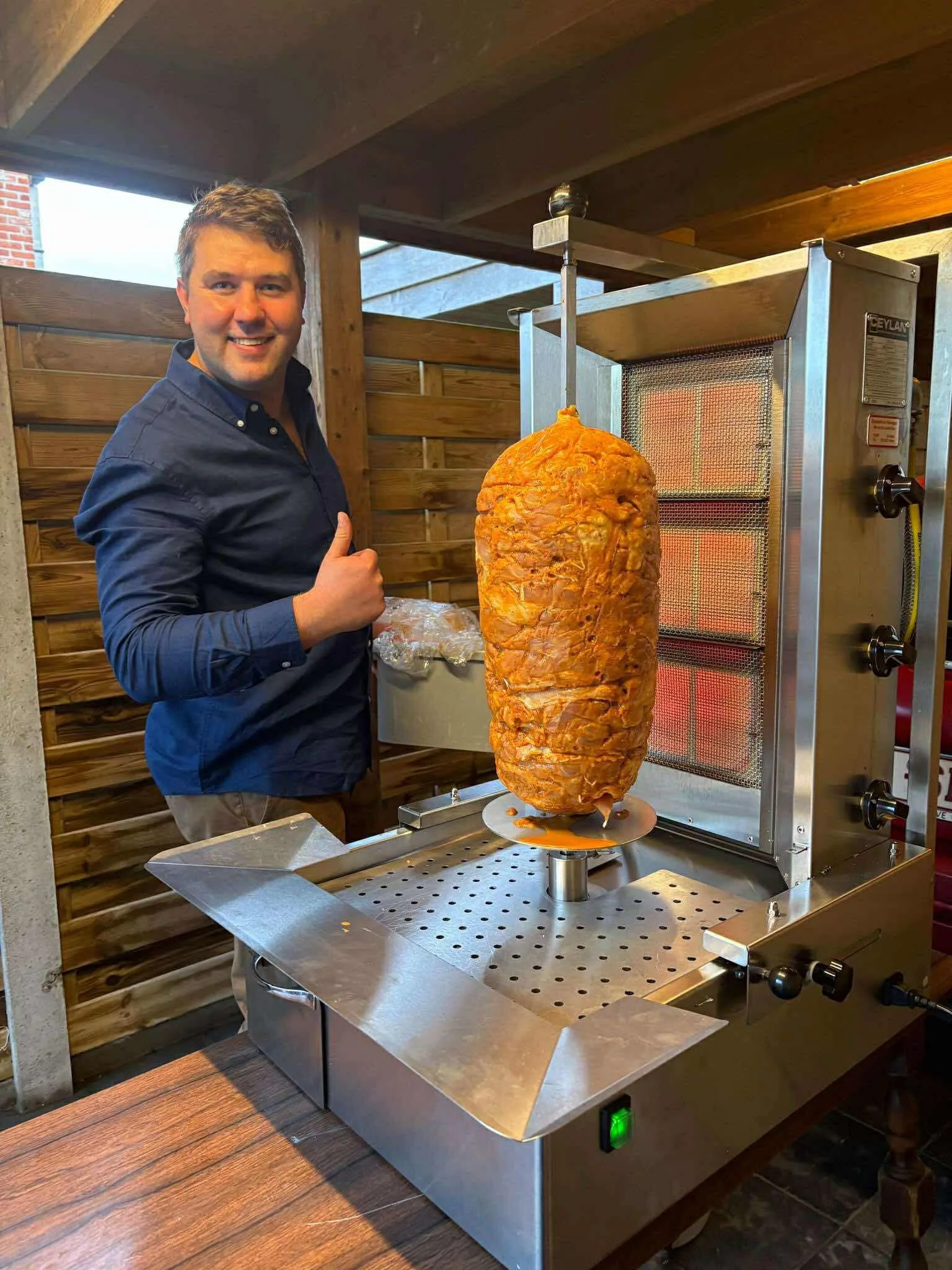 Pita en kebab van het spit van de vleesbobijn voor jouw feest in Deerlijk