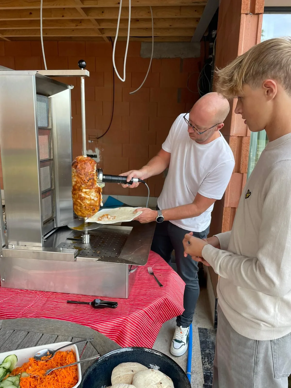 Pita en kebab van het spit van de vleesbobijn voor jouw feest in Deerlijk