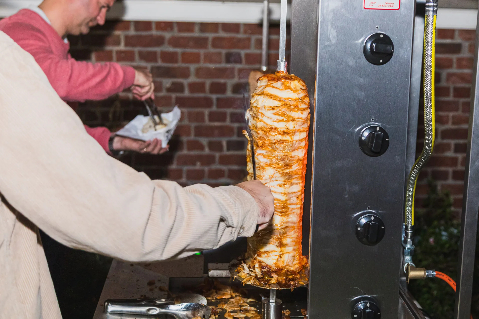 Gasten aan de grill