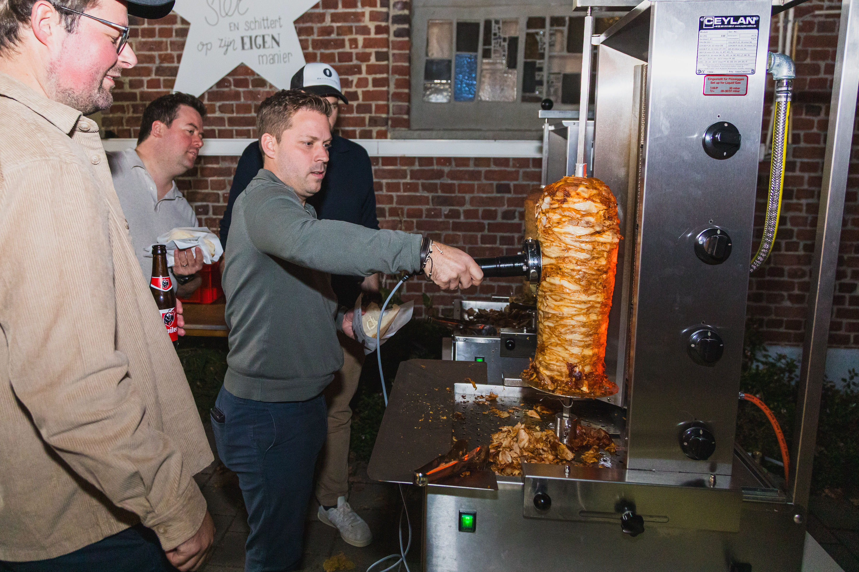 Vlees snijden aan het spit op een feest
