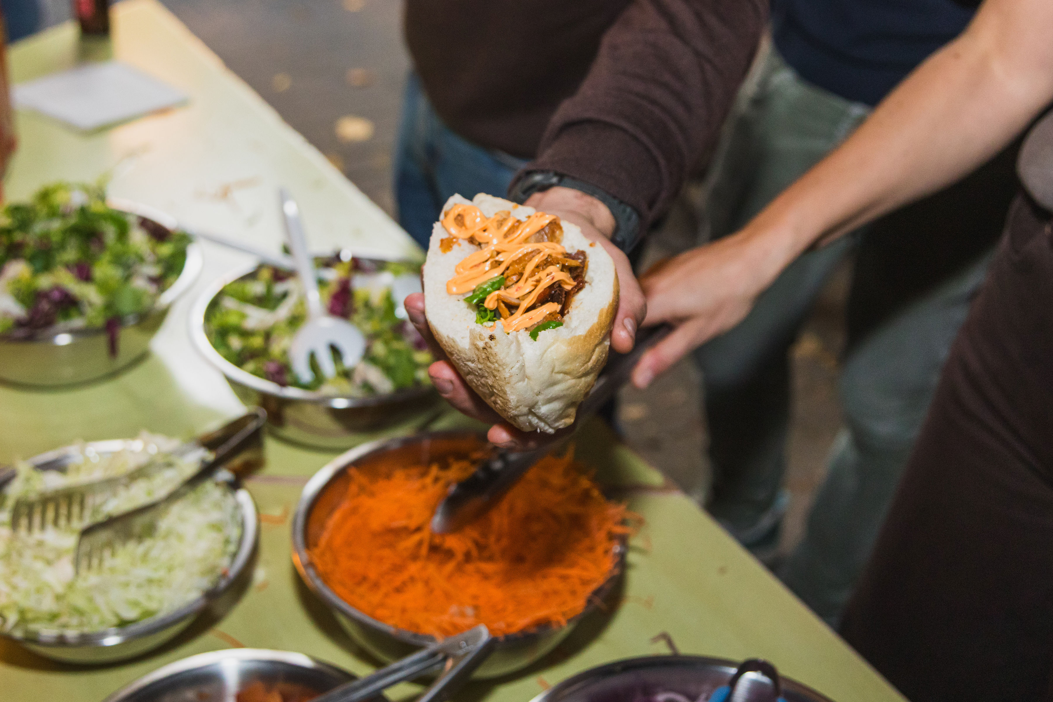 Volle pita met verse sauzen